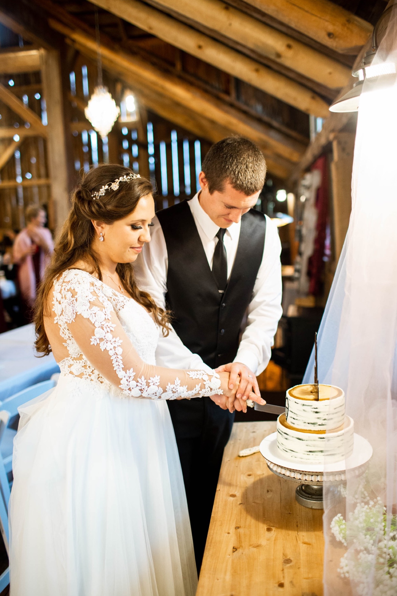 48_bride-groom-cutting-cake-wisconsin